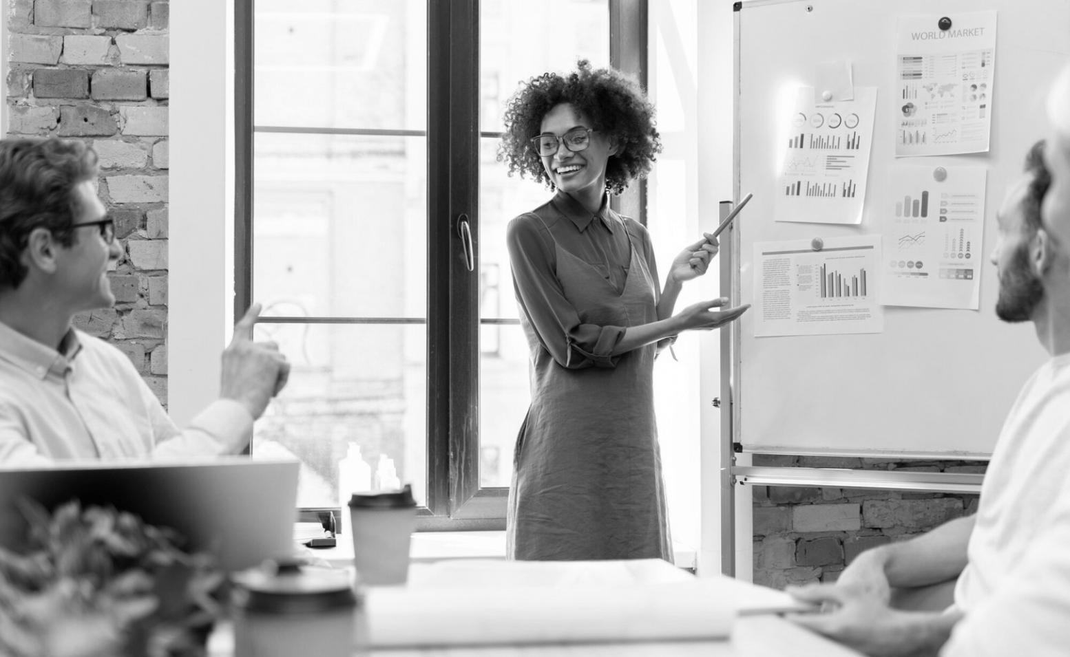 Organisation de documents financiers dans un espace de travail moderne
