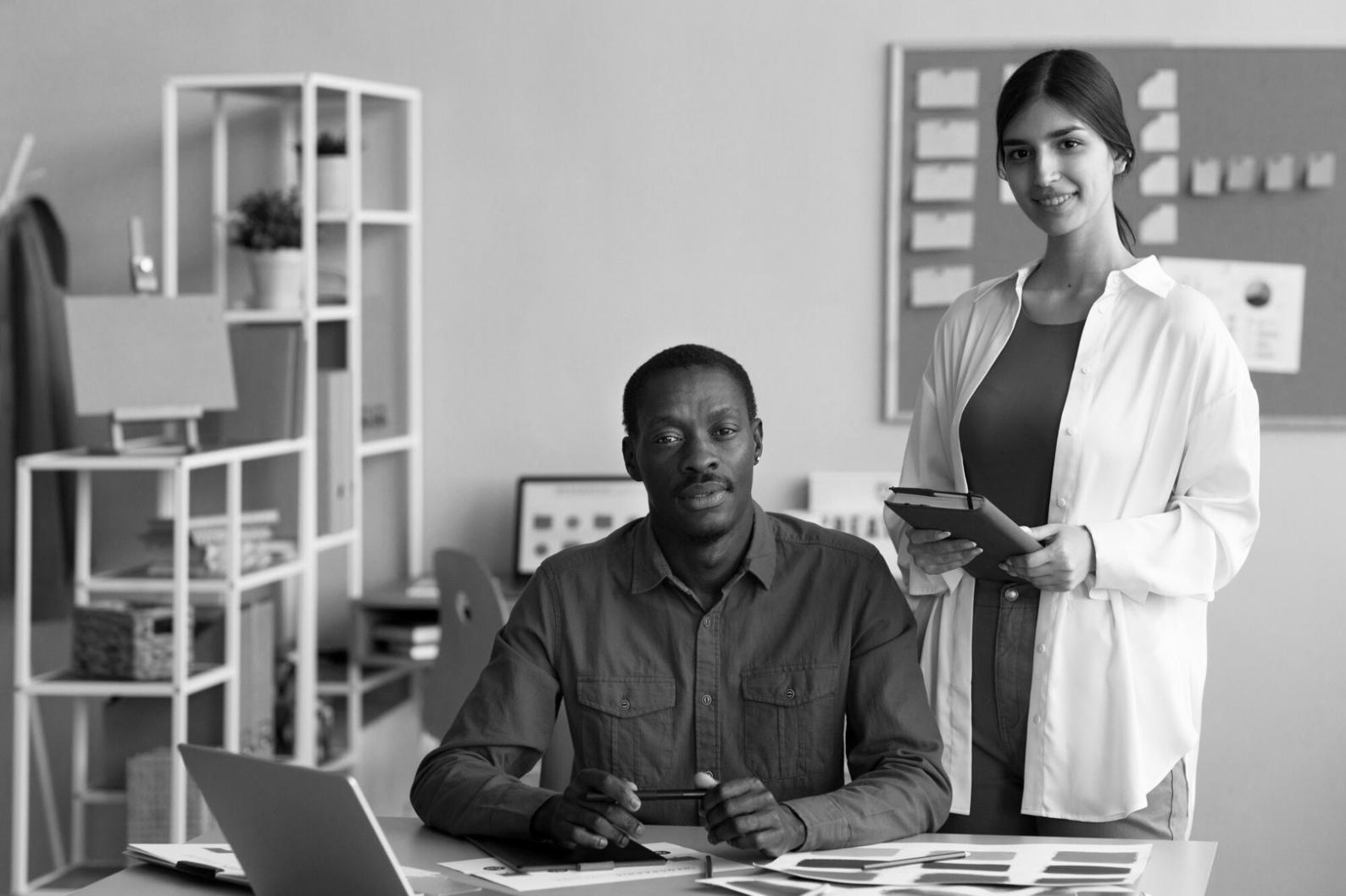 Organisation de documents financiers sur un bureau